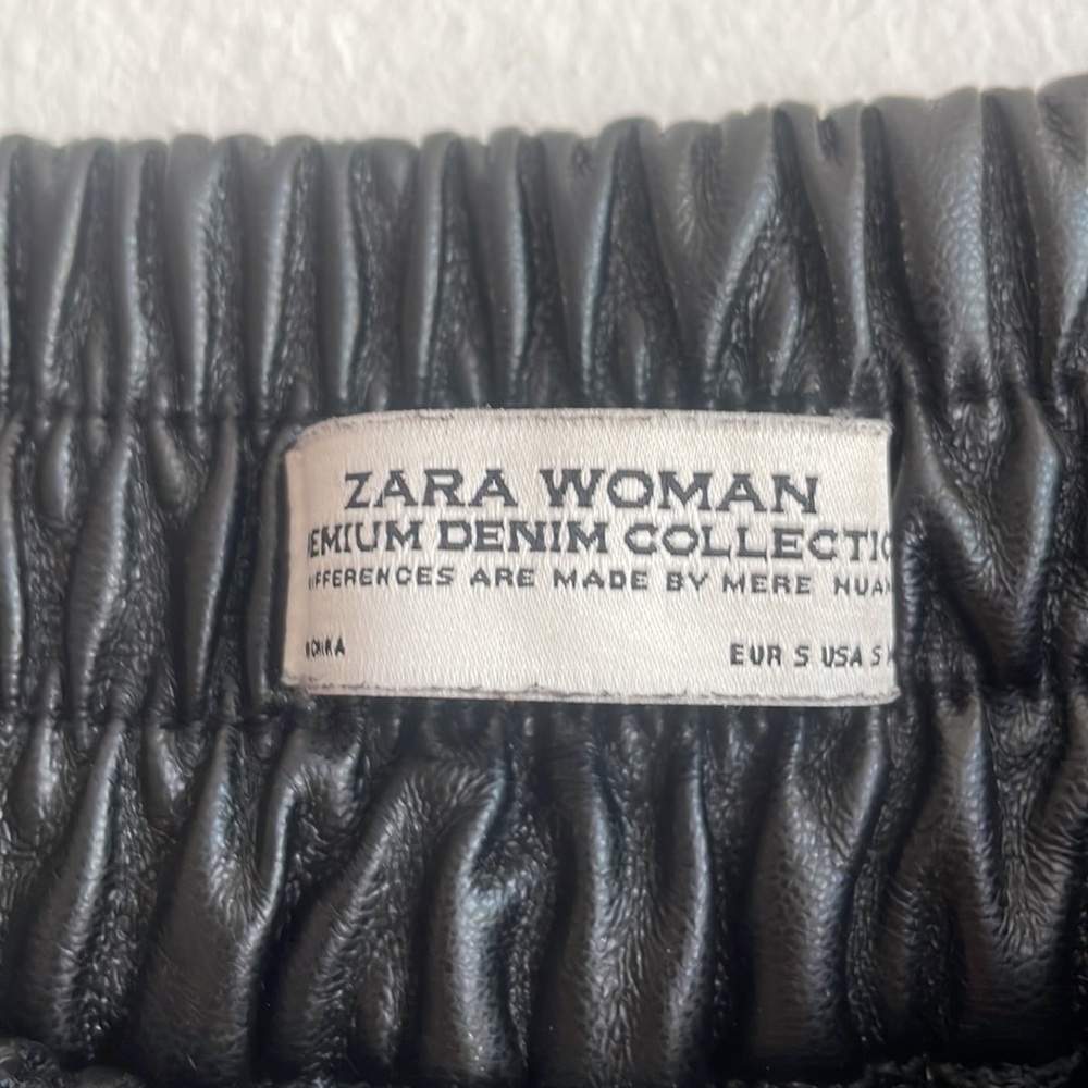 ZARA CROPPED FAUX LEATHER ZIPPER PANTS - Picture 4 of 7